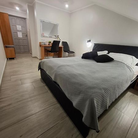 Willa-Restauracja Victoria Ostrowiec Świętokrzyski Kültér fotó