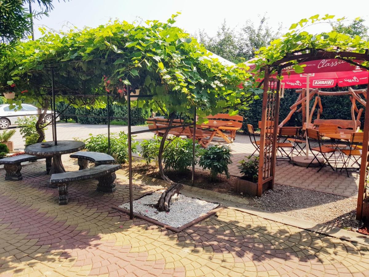 Willa-Restauracja Victoria Ostrowiec Świętokrzyski Kültér fotó