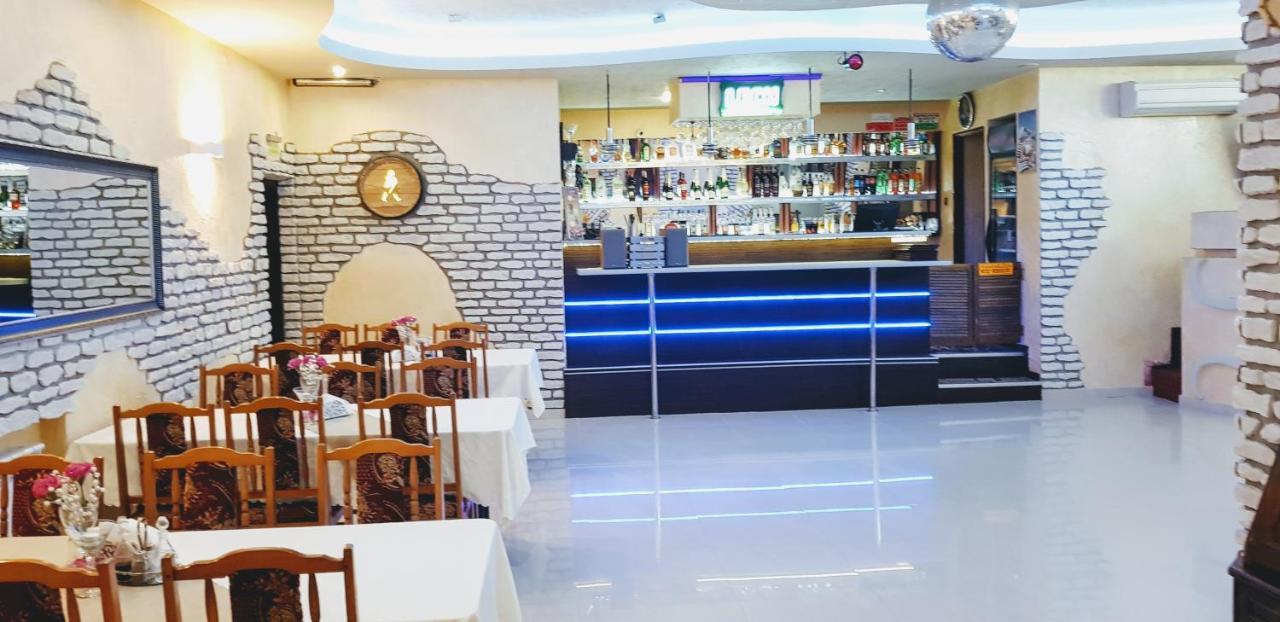 Willa-Restauracja Victoria Ostrowiec Świętokrzyski Kültér fotó