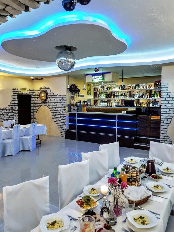 Willa-Restauracja Victoria Ostrowiec Świętokrzyski Kültér fotó