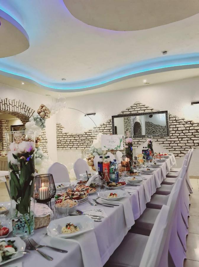 Willa-Restauracja Victoria Ostrowiec Świętokrzyski Kültér fotó