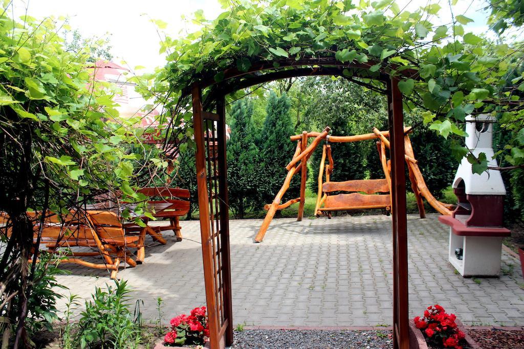 Willa-Restauracja Victoria Ostrowiec Świętokrzyski Kültér fotó
