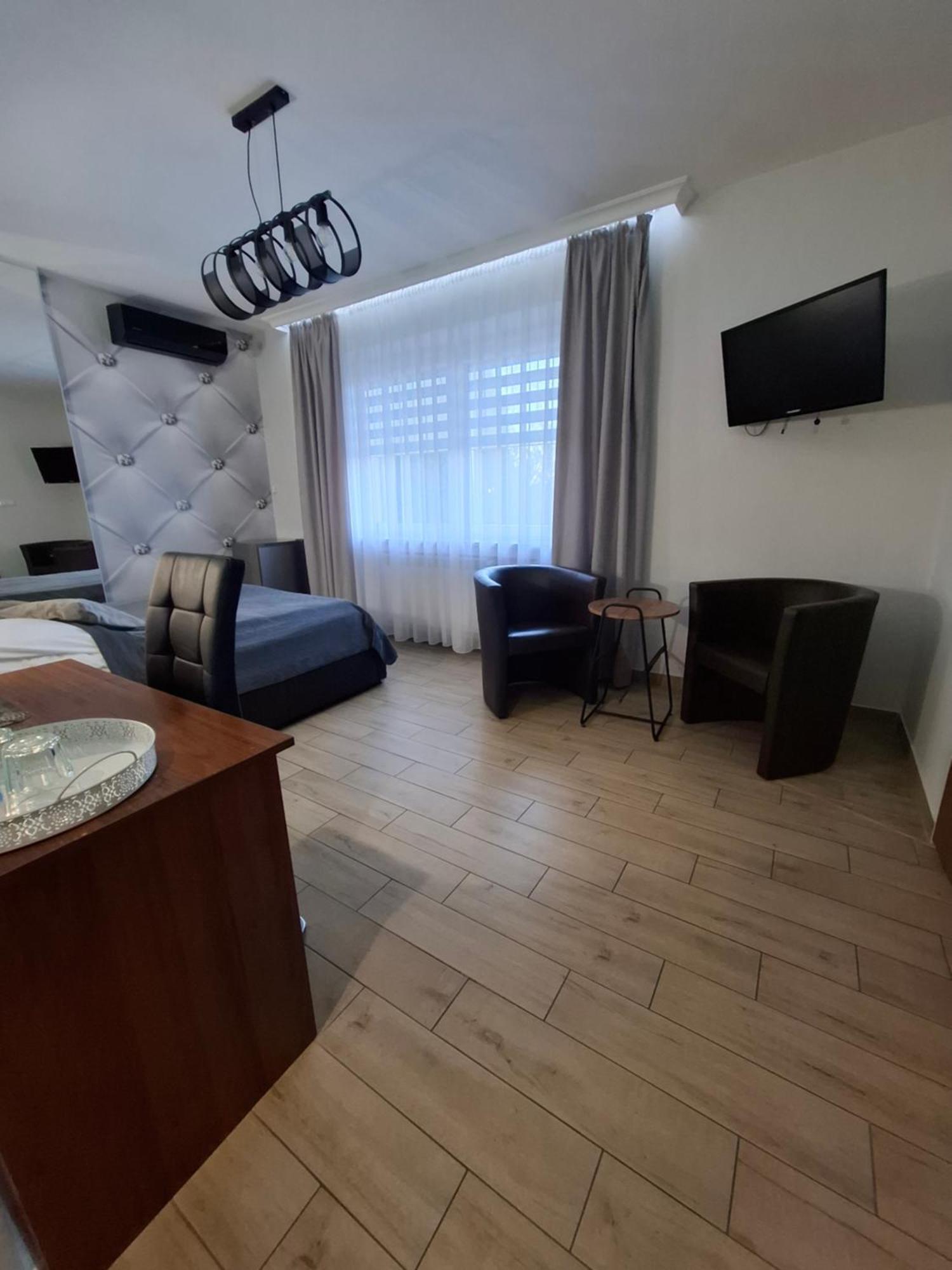Willa-Restauracja Victoria Ostrowiec Świętokrzyski Kültér fotó