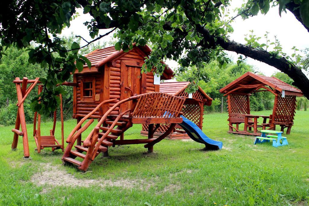 Willa-Restauracja Victoria Ostrowiec Świętokrzyski Kültér fotó